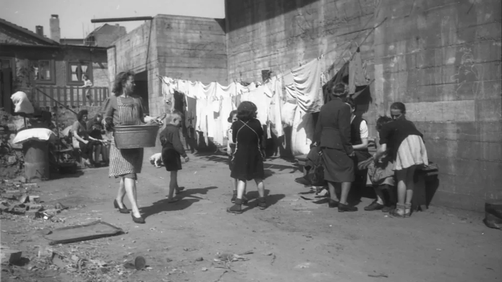 Hans Steffens, Bunkerszene, 1945 © Nachlass/Estate Hans Steffens – Museum für Photographie Braunschweig / Depositum Stadtarchiv Braunschweig